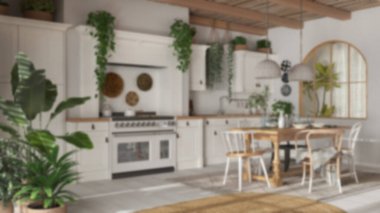 Arka plan bulanık, mutfak ve yemek odası ahşap detaylarla bohem tarzında. Sandalyeli, halılı ve aletli masa. Boho ülke iç tasarımı