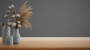 İç dizayn konsepti, ahşap masa, masa ya da rafı kapat. Kuru bitkilerle seramik vazolar ve pamuk çiçekleri. Kopyalama alanı olan gri arkaplan, şablon oluşturma fikri