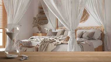 Ahşap masa ya da raf kristal kum saati ile bohem yatak odasının üzerinden geçen zamanı ölçüyor, tenteli yatak, bohem mimari iç tasarım, kopyalama alanı arka planı