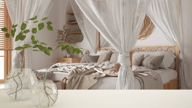 Beyaz masa üstü ya da rafta cam vazo ile hidrofonik bitki, süs, bitki kökü, vazo, ev bitkisi, arka planda boho hatun yatak odası, iç tasarım.