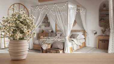 Ahşap masa üstü ya da seramik vazo, papatyalar, yabani çiçekler, bohem ahşap yatak odası, tenteli yatak, Akdeniz iç tasarım konsepti