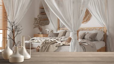Tahta masa ya da raf, bohem ahşap yatak odasının üzerine minimalist modern vazolar serpiştirilmiş bohem yatak odası, Akdeniz iç mimarisi.