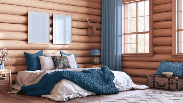 蓝色和米黄色色调的小木屋卧室 双人床 毛毯和羽绒被 地毯和花束 框架模型 农舍室内设计 — 图库照片