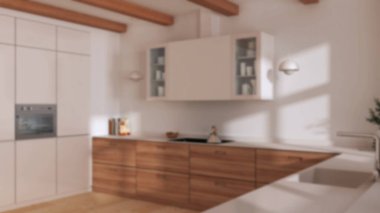 Arka plan bulanık, aletleri olan minimalist ahşap mutfak. Parke zemin ve kirişler tavan. Japandi iç tasarımı