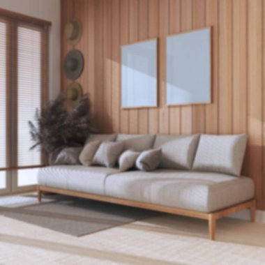 Arka plan bulanık, oturma odası çerçeveli. Yastıklı kumaş kanepe, panjurlu pencere. Çiftlik evi iç tasarımı