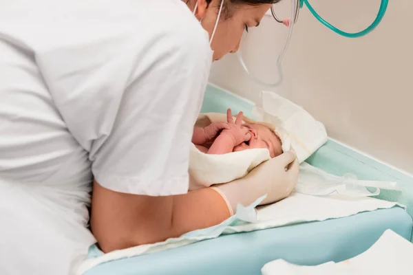 Enfermeira cuidando do bebê recém-nascido após o parto — Fotografia de Stock