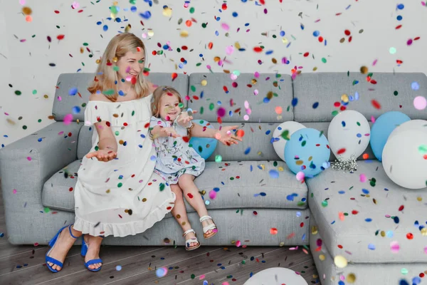 Mother Daughter Celebrate Birthday Playing Confetti — Stock Photo, Image
