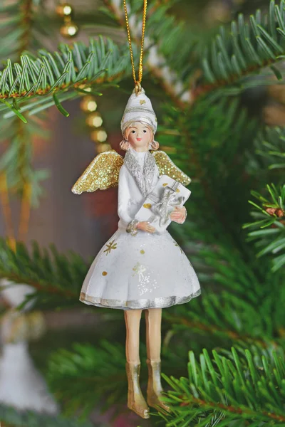 Anjo de Natal em um ramo de árvore de Natal — Fotografia de Stock