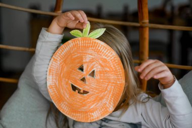 Çocuk Halloween süslemeleri renkli kağıttan yapım