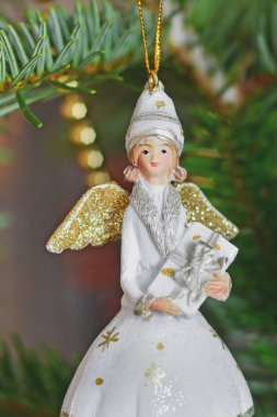 Noel meleği bir Noel ağacı dalı