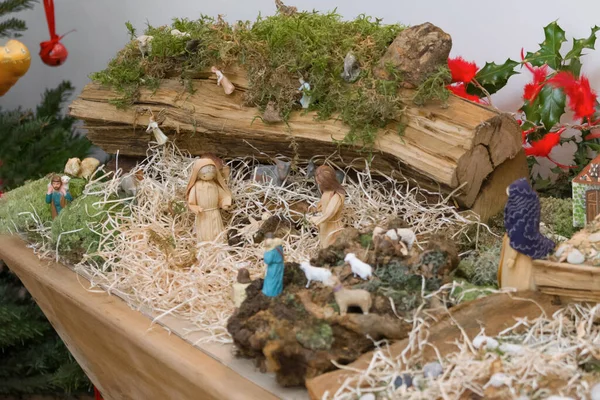 Świąteczny żłób z Józefem Marią i małym Jezusem — Zdjęcie stockowe