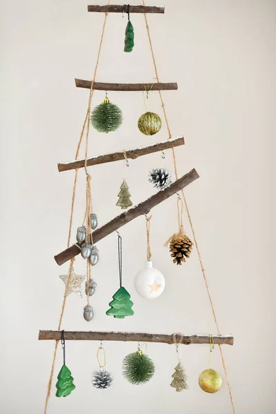 Handgemachter hölzerner Weihnachtsbaum hängt an der Wand — Stockfoto