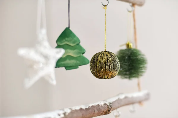 Handgemaakte houten kerstboom hangend aan de muur — Stockfoto