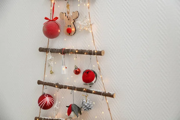 Arbre Noël Bois Fait Main Avec Des Jouets Suspendus Mur — Photo