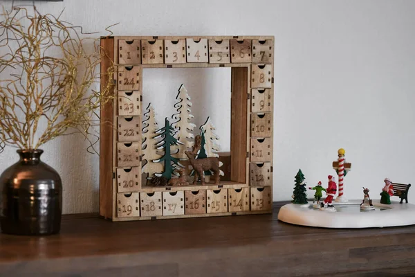 圣诞节的木制日历；圣诞节的木制日历 — 图库照片