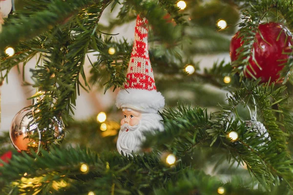 Ceramiczne zabawka Boże Narodzenie Santa Claus na choince — Zdjęcie stockowe