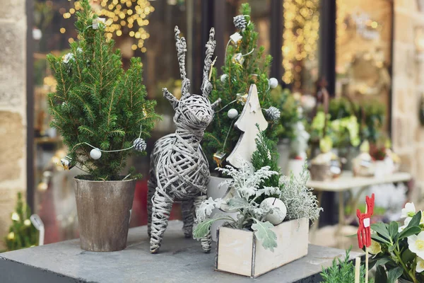 Árvore de Natal decorada em um pote na loja — Fotografia de Stock