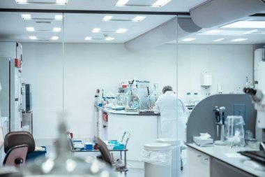 Laboratuvardaki bilim adamları koronavirüse karşı aşı geliştiriyorlar.