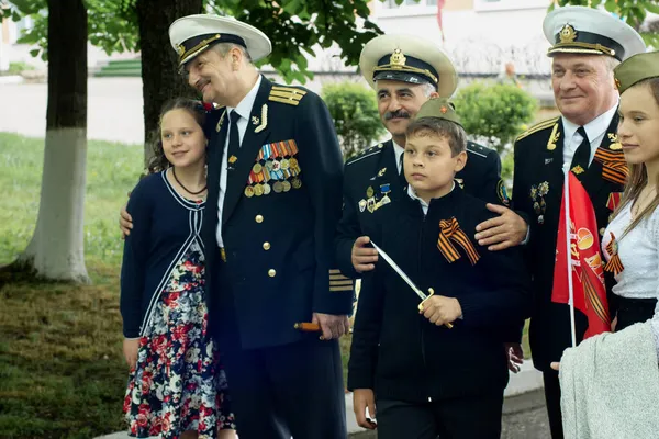 皮亚季戈尔斯克, 俄罗斯-2017年5月09日: 儿童被拍照与退伍军人水手在奖牌 — 图库照片