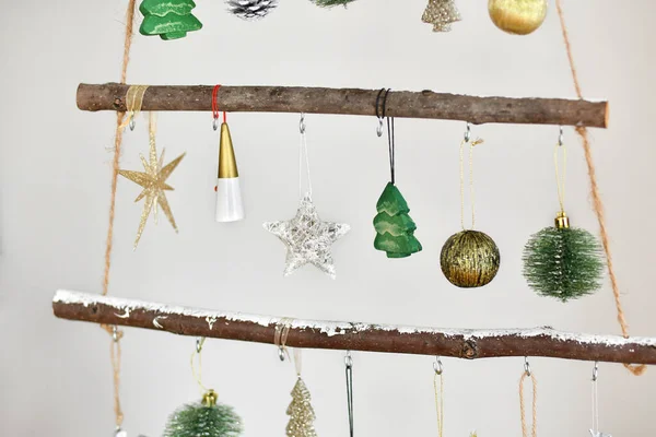 墙上挂着玩具的手工木圣诞树 — 图库照片