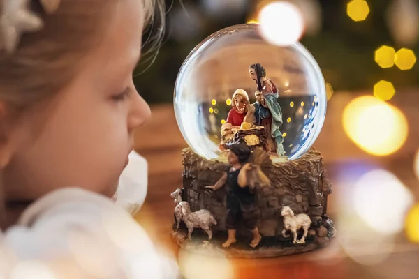 Dziewczyna Patrząc Szklaną Piłkę Sceną Narodzenia Jezusa Chrystusa Szklanej Kuli — Zdjęcie stockowe