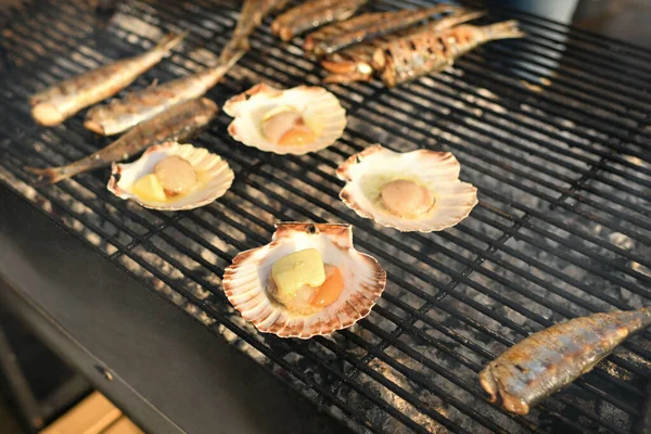 Grilled scallops and herrings on a grill — 图库照片