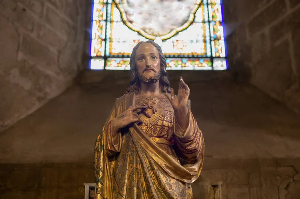 Статуя Иисуса с красным сердцем — стоковое фото