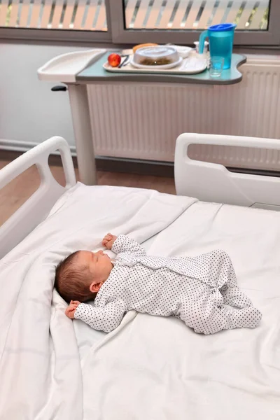 Νεογνό μωρό κοιμάται στο κρεβάτι του νοσοκομείου — Φωτογραφία Αρχείου