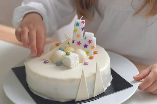 Un pastel de cumpleaños y el número 4 cuatro años — Foto de Stock