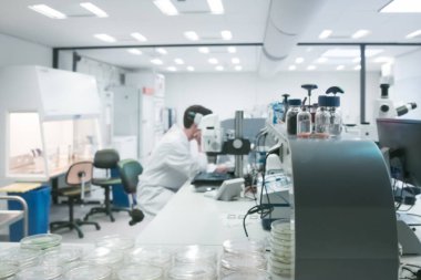 Laboratuvardaki bilim adamları Coronavirus 'un bulanık fotoğrafına karşı aşı geliştiriyorlar.