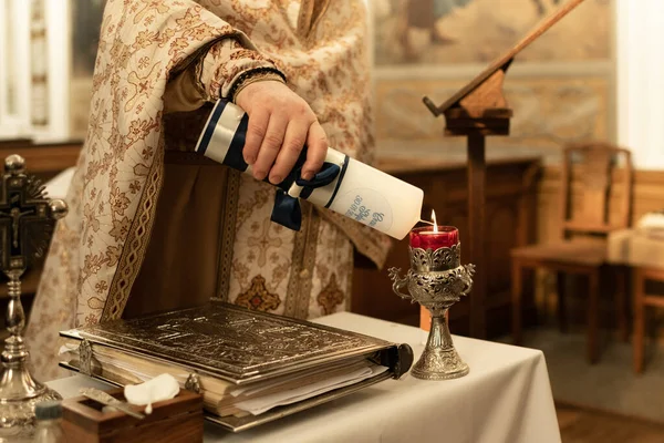 司祭は洗礼の儀式のためのろうそくを灯します — ストック写真