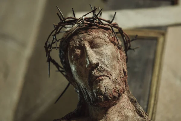 Статуя Иисуса, висящая на кресте — стоковое фото