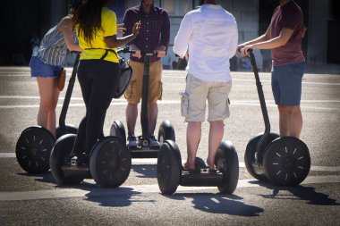 Bir grup insan bir turistik yer segway turuna destekli