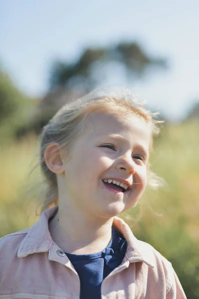Ein Fünfjähriges Mädchen Lacht Sommer Draußen — Stockfoto