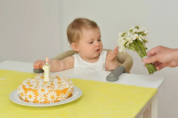 Yellow cake with daisy flowers for baby — Stock Photo, Image