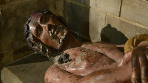 Toter Jesus Christus liegt mit verschränkten Armen Skulptur — Stockvideo