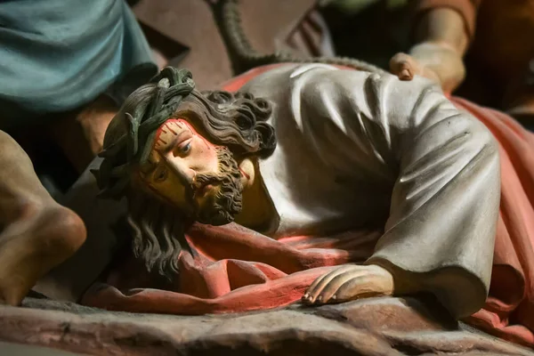Jezus Chrystus niesie krzyż i upadł — Zdjęcie stockowe