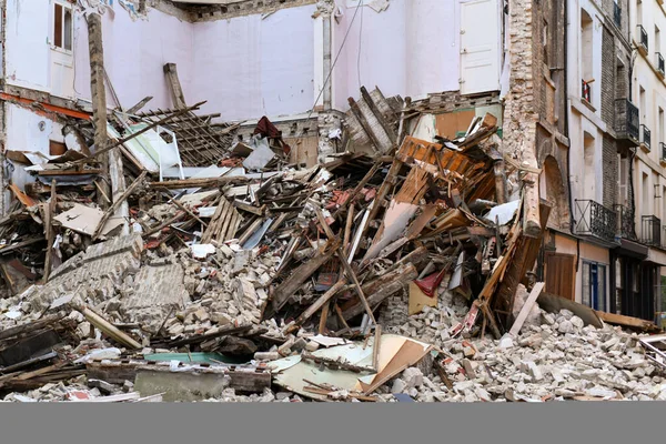 Ruiner av ett förstört hus efter beskjutning — Stockfoto