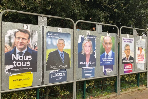 PARIS, FRANKRIKE - APRIL 06, 2022: Banderoller med kandidater till presidentvalet 2022 — Stockfoto