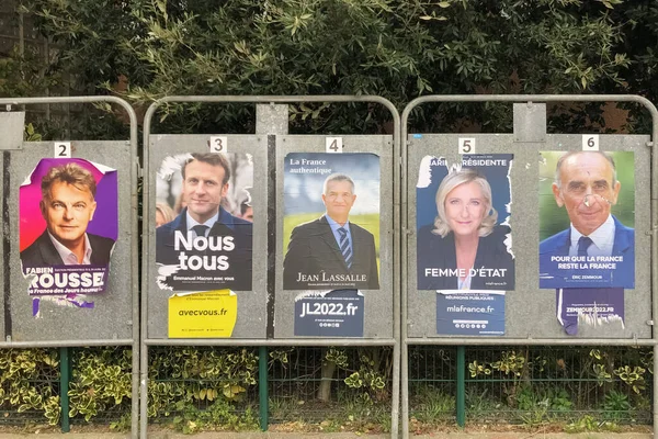 PARIS, FRANKRIKE - APRIL 06, 2022: Banderoller med kandidater till presidentvalet 2022 — Stockfoto