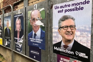 PARIS, FRANCE - 06 Nisan 2022: 2022 Başkanlık seçimlerine aday gösterilen pankartlar