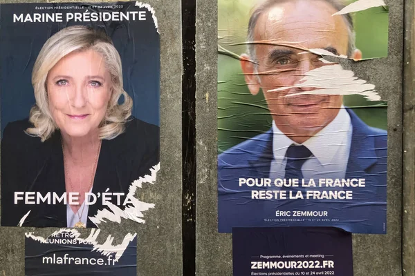 PARIS, FRANKRIKE - APRIL 06, 2022: Banderoller med kandidater till presidentvalet 2022 — Stockfoto