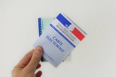 Paris, Fransa - 09 Mart 2020: Bir Fransız seçim kartı ve oy kullanmak için bir kimlik kartı