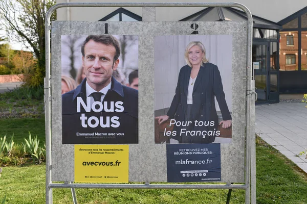 PARIS, FRANCE - 20 Nisan 2022: Cumhurbaşkanlığı seçimlerine aday gösterilen pankartlar