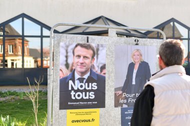PARIS, FRANCE - 20 Nisan 2022: Cumhurbaşkanlığı seçimlerine aday gösterilen pankartlar