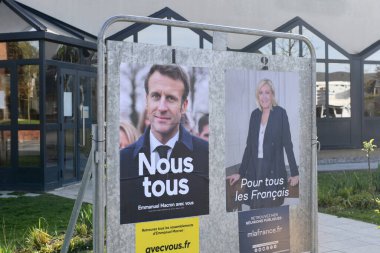 PARIS, FRANCE - 20 Nisan 2022: Cumhurbaşkanlığı seçimlerine aday gösterilen pankartlar