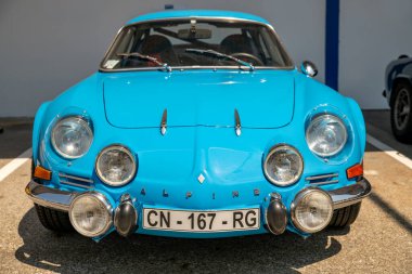 Dieppe, Fransa - 30 Haziran 2018: Renault alp araba mavi modele 110 Berlinette V85 üzerinde sergi Vintage ve klasik arabalar.