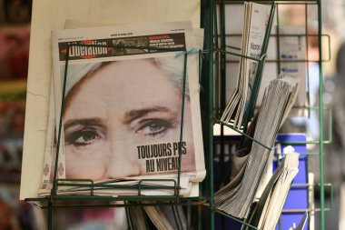 PARIS, FRANCE - 21 Nisan 2022: 2022 Başkanlık Seçimleri için Denizci Le Pen adayının portresiyle birlikte gazete