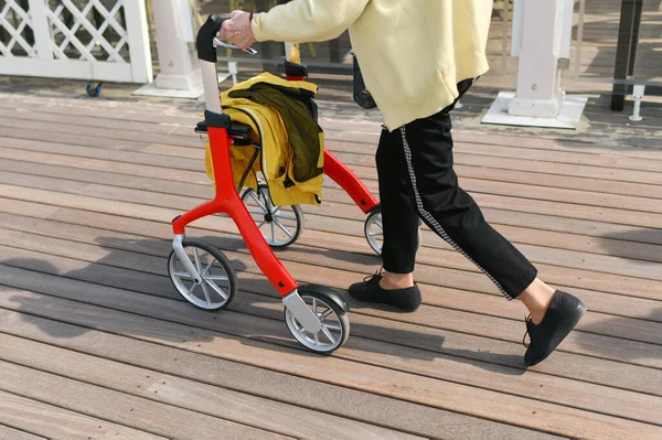 Wheeled walkers for the elderly Four wheel walker rollator — Stock Photo, Image