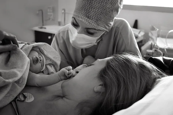 Η μαμά και το νεογέννητο δέρμα του μωρού στο δέρμα μετά τη γέννηση στο νοσοκομείο — Φωτογραφία Αρχείου